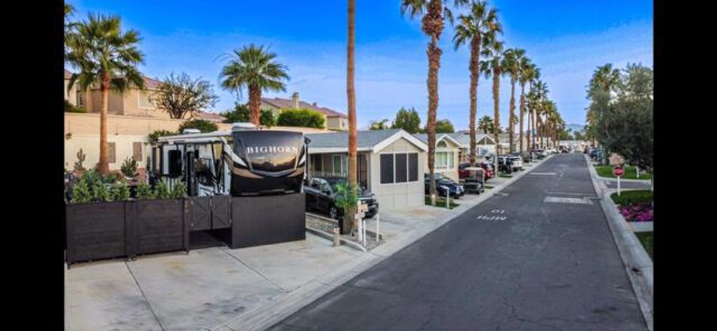 Image 3 of property listing at 84136 Avenue 44 646, Indio, CA 92203