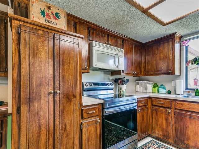 2112 W Rockypoint Drive, Edmond, OK 73003