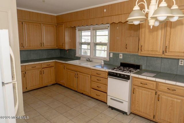 3 Coluco Place, Keyport, NJ 07735