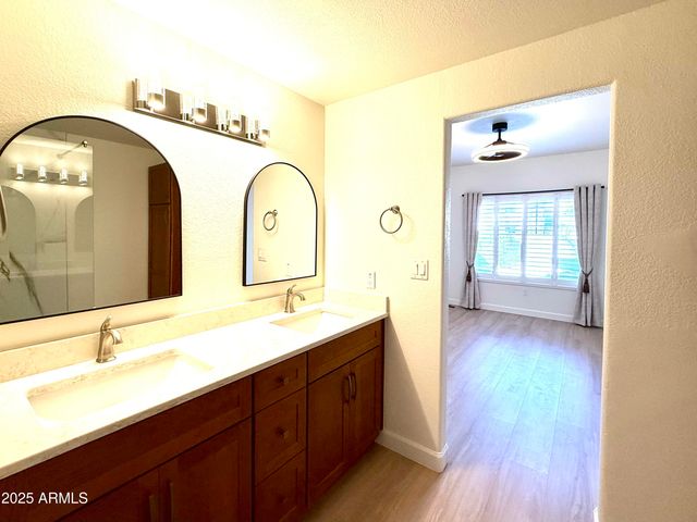 7401 W ARROWHEAD CLUBHOUSE Drive 1015, Glendale, AZ 85308