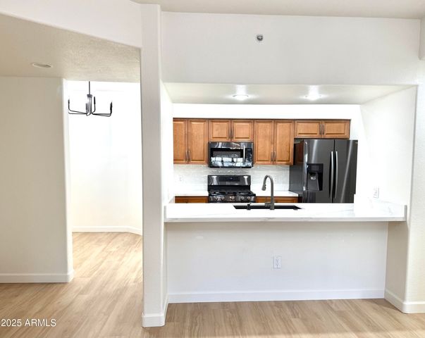 7401 W ARROWHEAD CLUBHOUSE Drive 1015, Glendale, AZ 85308