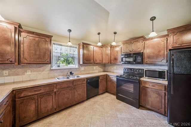 535 S Chickasaw Avenue, Claremore, OK 74017