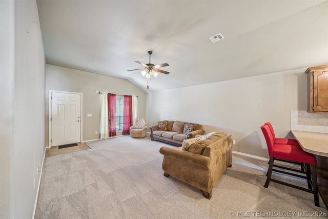 535 S Chickasaw Avenue, Claremore, OK 74017