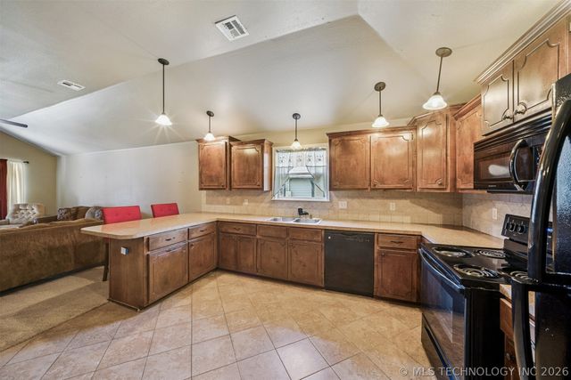 535 S Chickasaw Avenue, Claremore, OK 74017