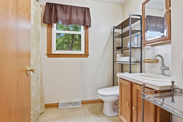 34 Oak Knoll Rd, Lowell, MA 01852