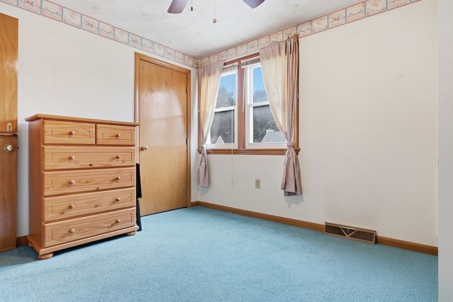 34 Oak Knoll Rd, Lowell, MA 01852