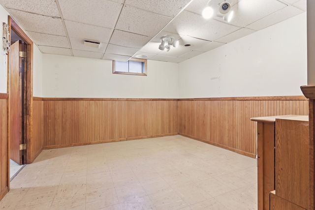 34 Oak Knoll Rd, Lowell, MA 01852