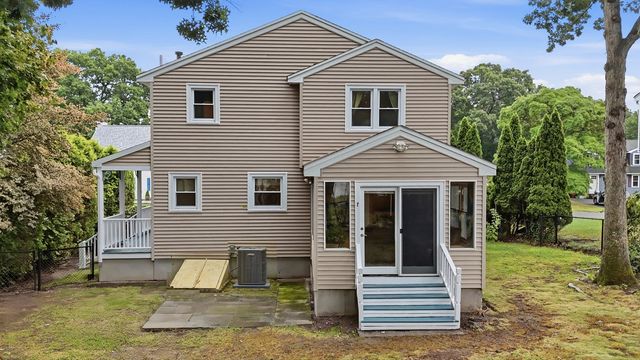34 Oak Knoll Rd, Lowell, MA 01852