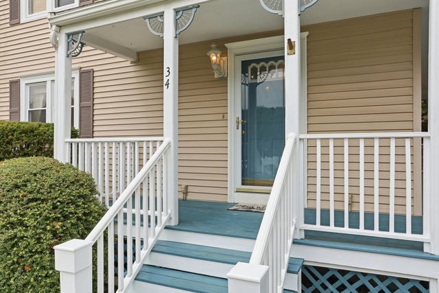 34 Oak Knoll Rd, Lowell, MA 01852
