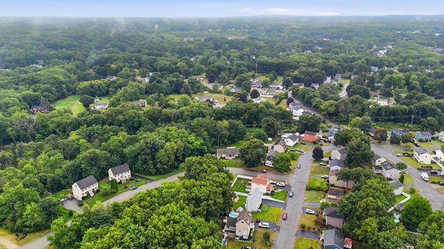 34 Oak Knoll Rd, Lowell, MA 01852