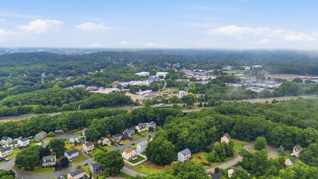 34 Oak Knoll Rd, Lowell, MA 01852