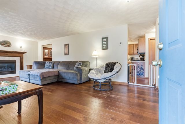 34 Oak Knoll Rd, Lowell, MA 01852