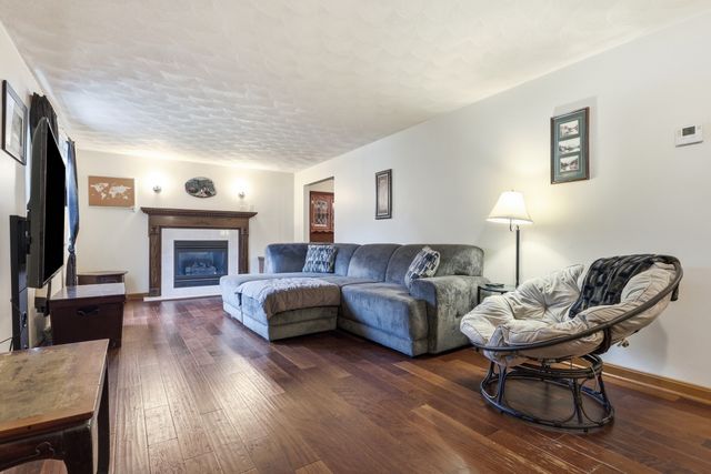 34 Oak Knoll Rd, Lowell, MA 01852