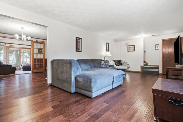 34 Oak Knoll Rd, Lowell, MA 01852
