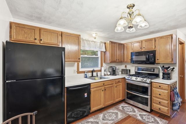 34 Oak Knoll Rd, Lowell, MA 01852