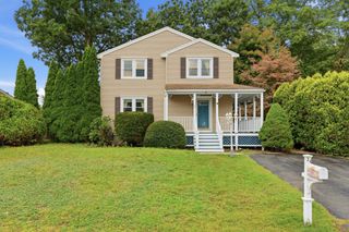 34 Oak Knoll Rd, Lowell, MA 01852