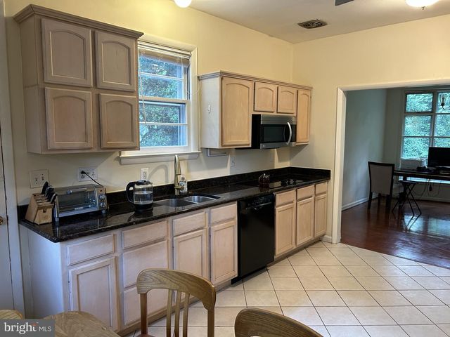 2735 S GROVE ST, Arlington, VA 22202