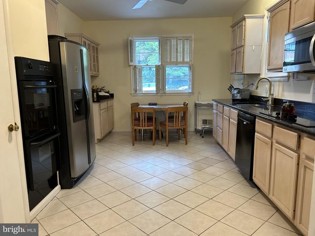 2735 S GROVE ST, Arlington, VA 22202