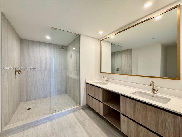 77 SE 5th St 4002, Miami, FL 33131