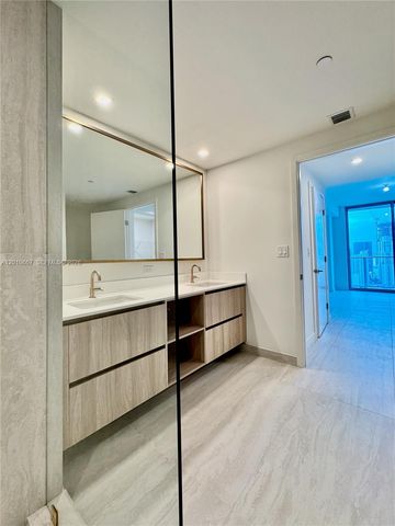 77 SE 5th St 4002, Miami, FL 33131