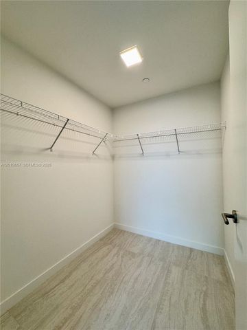 77 SE 5th St 4002, Miami, FL 33131