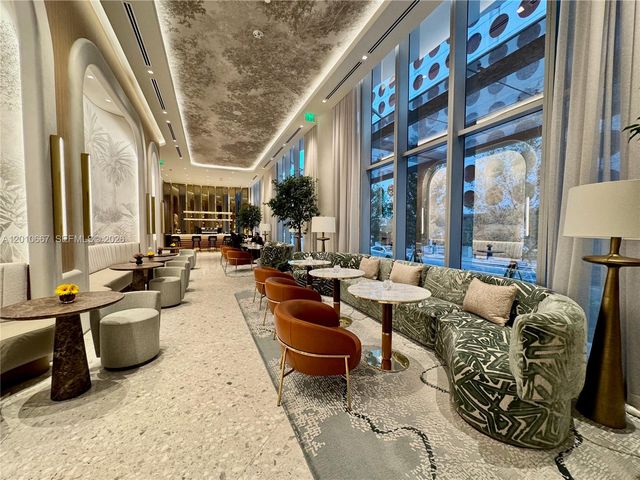77 SE 5th St 4002, Miami, FL 33131