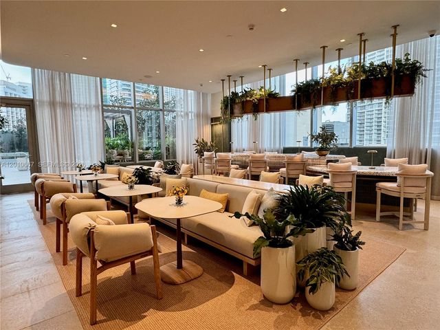 77 SE 5th St 4002, Miami, FL 33131