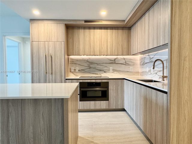 77 SE 5th St 4002, Miami, FL 33131