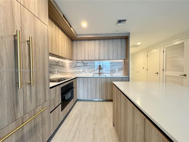 77 SE 5th St 4002, Miami, FL 33131