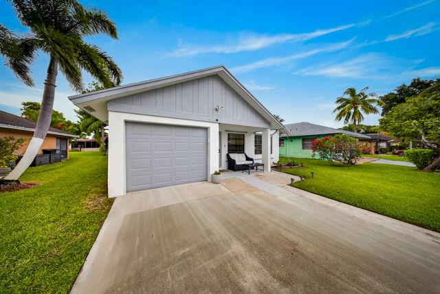 1442 Summit Run Circle, West Palm Beach, FL 33415