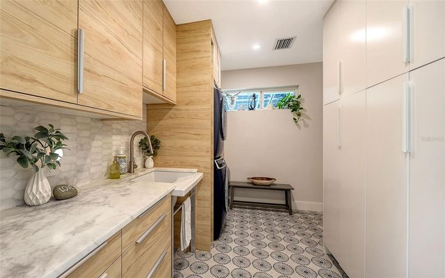 1731 CUNLIFF LANE, Sarasota, FL 34239