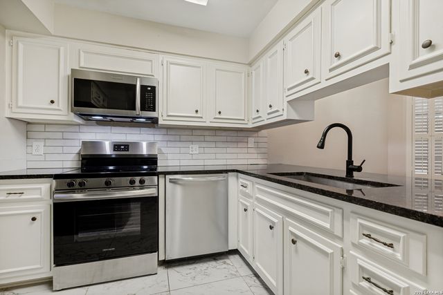 8415 Fredericksburg Rd Apt 106, San Antonio, TX 78229