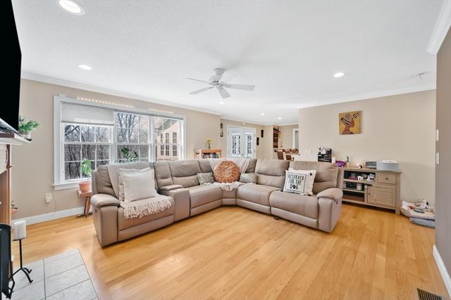31 College View Hts, South Hadley, MA 01075