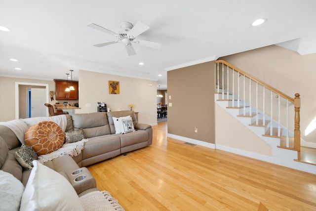 31 College View Hts, South Hadley, MA 01075