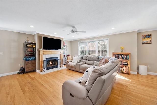 31 College View Hts, South Hadley, MA 01075