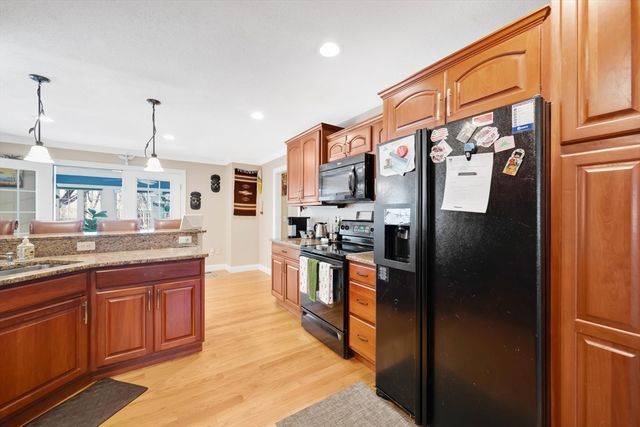 31 College View Hts, South Hadley, MA 01075