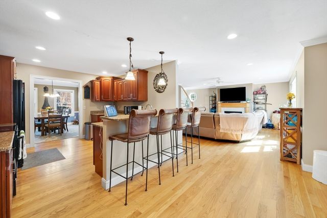 31 College View Hts, South Hadley, MA 01075