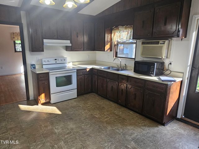 329 Southwest Chalet Drive, Coeburn, VA 24230