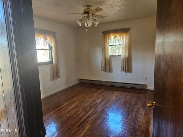 329 Southwest Chalet Drive, Coeburn, VA 24230