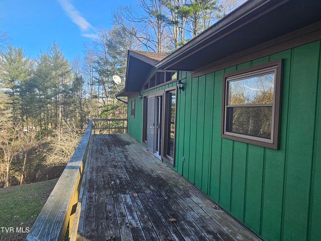 329 Southwest Chalet Drive, Coeburn, VA 24230