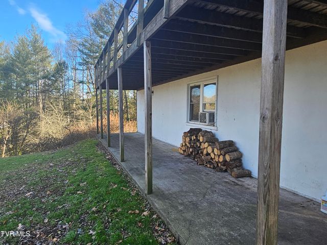 329 Southwest Chalet Drive, Coeburn, VA 24230