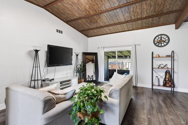 635 S Minahen St, Napa, CA 94559