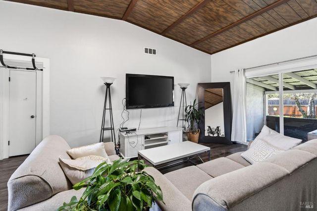 635 S Minahen St, Napa, CA 94559