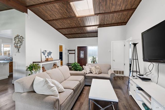 635 S Minahen St, Napa, CA 94559