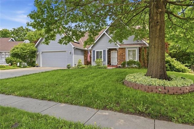 107 Willow Drive, Lansing, KS 66043