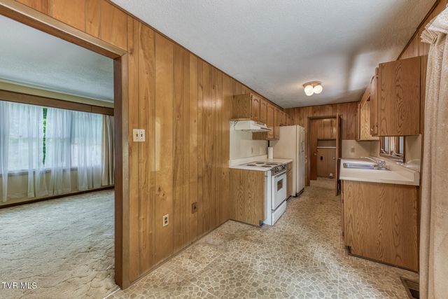 902 Beechwood Drive, Bristol, TN 37620