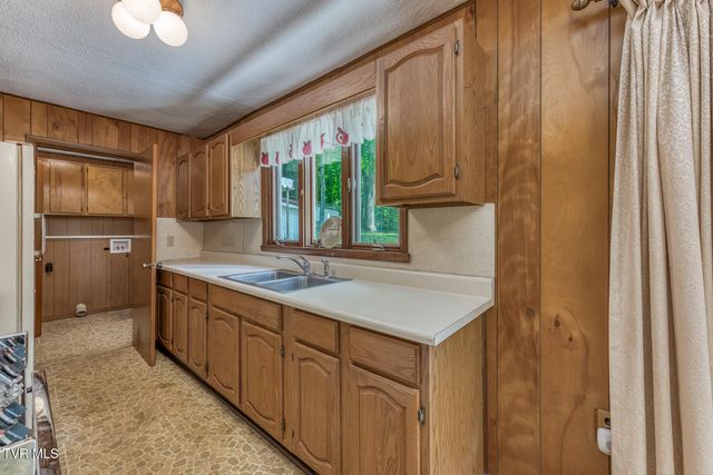 902 Beechwood Drive, Bristol, TN 37620