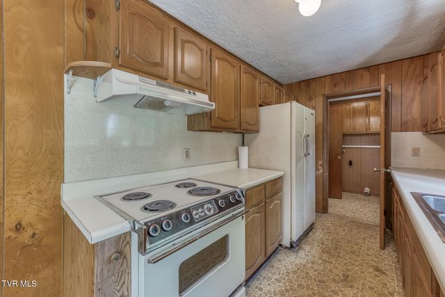 902 Beechwood Drive, Bristol, TN 37620
