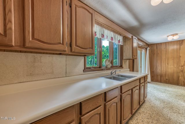 902 Beechwood Drive, Bristol, TN 37620