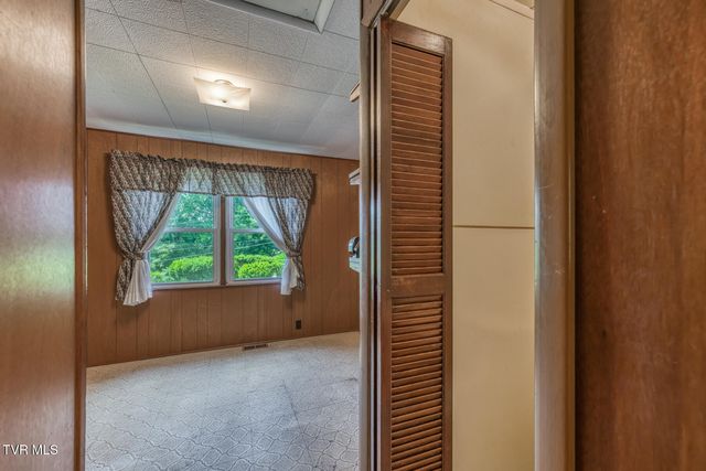 902 Beechwood Drive, Bristol, TN 37620